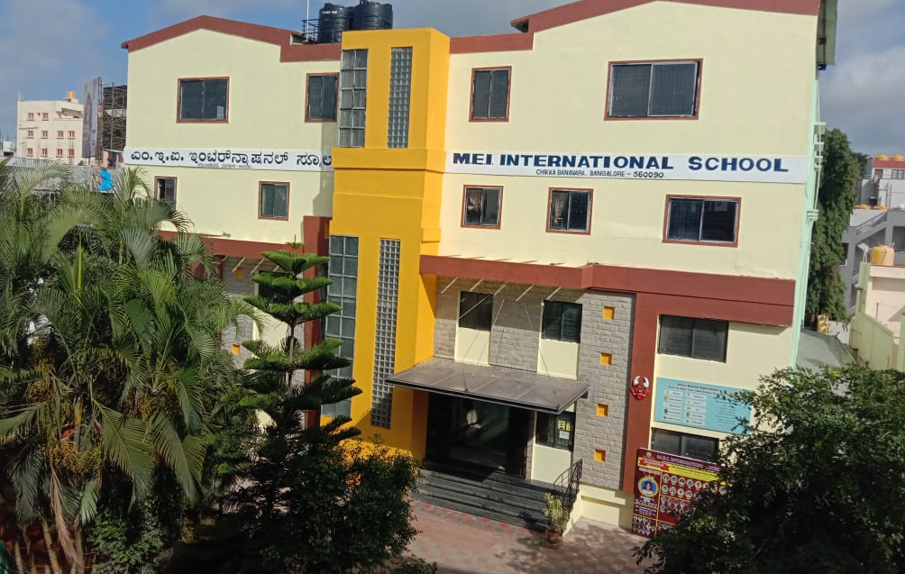 School office managing fees and receipts